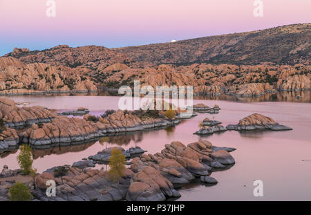 Mondaufgang über Watson Lake Prescott Arizona Stockfoto