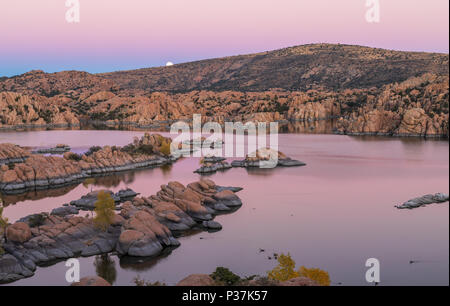 Mondaufgang über Watson Lake Prescott Arizona Stockfoto