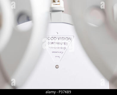 Eine kleine Lektüre mit einem weißen Hintergrund und schwarze Ausdrucke vor einem lugen Bohrung Stockfoto