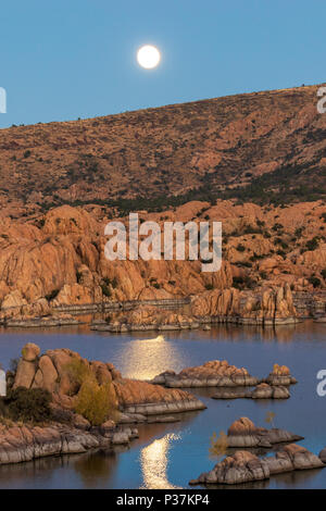 Mondaufgang über Watson Lake Prescott Arizona Stockfoto