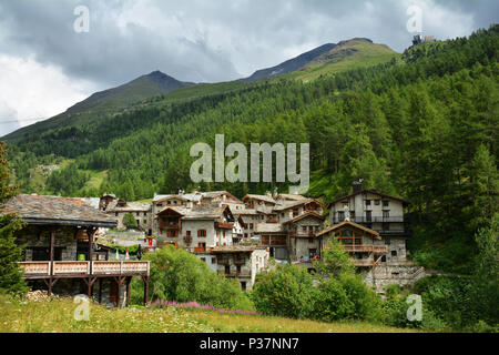 Blick auf die Altstadt von Val d'Isere, Skigebiet, und Gemeinde der Tarentaise, im Département Savoie (Auvergne-Rhone-Alpes) im Südosten Stockfoto