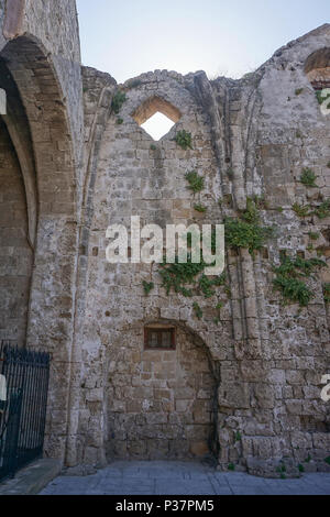 Rhodos, Griechenland: Ruinen der mittelalterlichen Kirche aus dem 14. Jahrhundert von der Jungfrau im Burgh, an der Ägäischen Insel Rhodos. Stockfoto