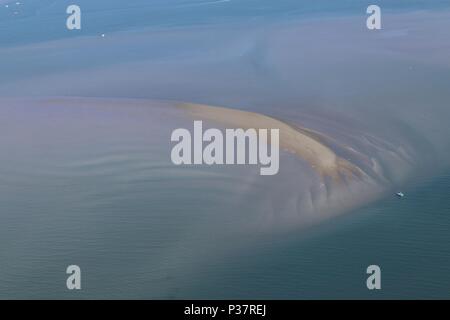 Luftaufnahme von einer Sandbank in einer Lagune auf den Golf von Mexiko, Galveston Island, Golfküste, Texas, Vereinigte Staaten von Amerika. Stockfoto