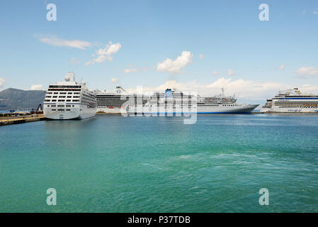 KERKYRA, GREEES - Mai 17: Die Kreuzfahrtschiffe im Hafen mit Touristen sind am 17. Mai in Kerkyra, Griechenland 2016. Bis zu 16 Millionen Touristen erwartet zu besuchen Stockfoto