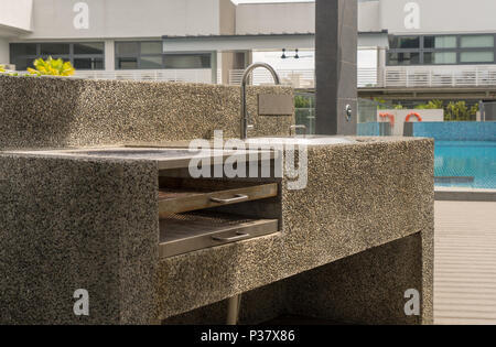 BBQ Pit auf der leeren Stahl Grill Hintergrund, Sommer Outdoor Barbecue Party Konzept Stockfoto