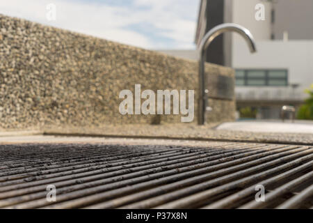 BBQ Pit auf der leeren Stahl Grill Hintergrund, Sommer Outdoor Barbecue Party Konzept Stockfoto