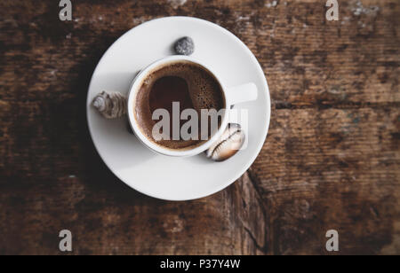 Bild im Retro-Stil, träumen von Sommer Urlaub, Tasse Kaffee, Muscheln, Holz- Hintergrund Stockfoto