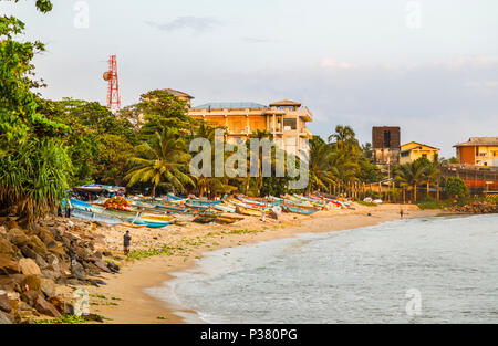 Blick auf bunte traditionelle kleine Fischerboote am Strand Küste in Galle, der südlichen Provinz, Sri Lanka gelandet Stockfoto