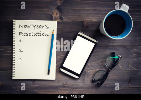 Notebook mit der Resolution 2019 das Neue Jahr Massage mit Bleistift, Gläser, Telefon und Tasse Kaffee auf Holz Hintergrund. Stockfoto