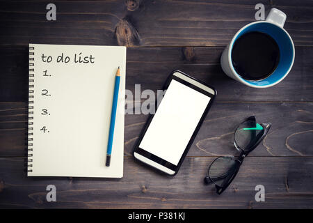 Notebook mit 2019 zu tun Liste Massage mit Bleistift, Gläser, Telefon und Tasse Kaffee auf Holz Hintergrund. Stockfoto