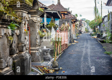 Traditioneller Balinesischer Angebote für Nyepi auf die Straße entlang der Straße von Desa Munggu Munggu (Dorf), Bali, Indonesien. Stockfoto