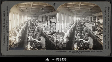 . Allgemeine Ansicht näherei - Große Schuhfabrik, Syracuse, New York, alternative Titel: 41 - (22190) Näherei in einem großen Schuhfabrik, Syracuse, New York, Abdeckung: [Ca. 1895]. Digitale Element veröffentlicht 10-24-2005; 2-11-2009 aktualisiert. 121 Allgemeine Ansicht näherei - Große Schuhfabrik, Syrakus, N.Y, von Keystone View Company Stockfoto