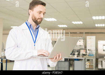 Bärtige Inspector Schreiben überprüfen Stockfoto