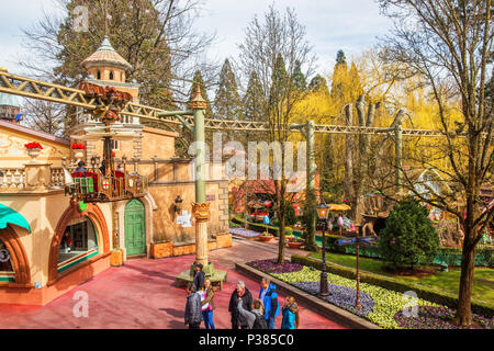 RUST, Deutschland - 31. März 2018 - die Gäste reiten Boote in den Europa-Park. Der Europa-Park Rust ist der zweitgrößte Park Resort in Europa. Stockfoto