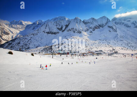 Herrliche Winterpanorama in Tonale Skigebiet. Anzeigen von Adamello, Presanella Bergen von Tonale Stadt, Alpen, Europa. Stockfoto