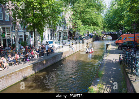 Cafe Kultur durch die Kanäle in der Altstadt Amsterdams der Stadt namens die Neun Strassen in der Gegend Stockfoto