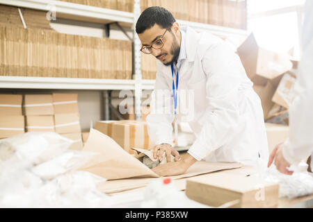 Arbeiter in Papier einwickeln Manometer Stockfoto