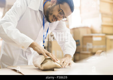 Arabische Arbeiter bei Verpackung Stockfoto