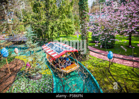 RUST, Deutschland - 31. März 2018 - die Gäste reiten Boote in den Europa-Park. Der Europa-Park Rust ist der zweitgrößte Park Resort in Europa. Stockfoto