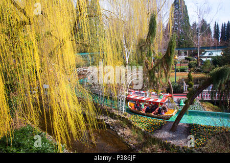 RUST, Deutschland - 31. März 2018 - die Gäste reiten Boote in den Europa-Park. Der Europa-Park Rust ist der zweitgrößte Park Resort in Europa. Stockfoto