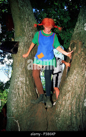 Vimmerby, Schweden, Kinder spielen mit Pippi Langstrumpf in Astrid Lindgrens Welt Adventure Park Stockfoto