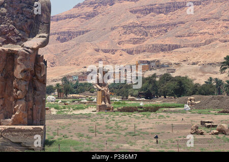 Qurna Dorf aus einer Entfernung westlich von Luxor - Kolosse von Memnon Stockfoto