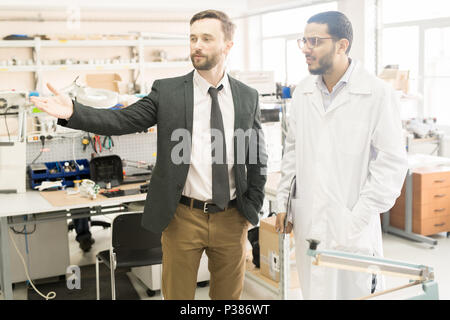 Diskutieren Arbeitsprozess mit Lab Technician Stockfoto