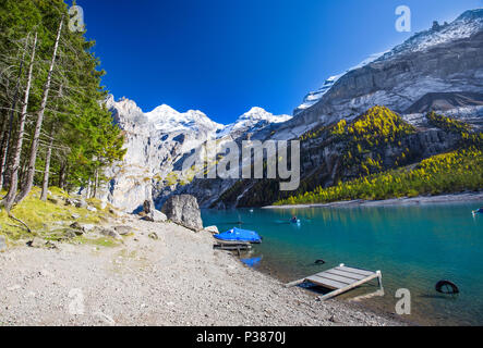 Erstaunlich tourquise Oeschinnensee mit Wasserfällen und Schweizer Alpen, Berner Oberland, Schweiz. Stockfoto