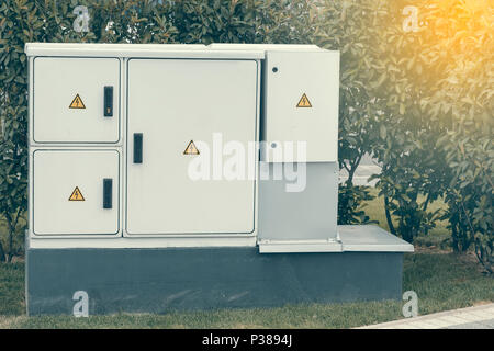 Outdoor Kunststoff Schaltschrank mit Warnzeichen. Eine elektrische Gehäuse ist ein Kabinett für elektrische oder elektronische Geräte Schalter zu montieren, Stockfoto