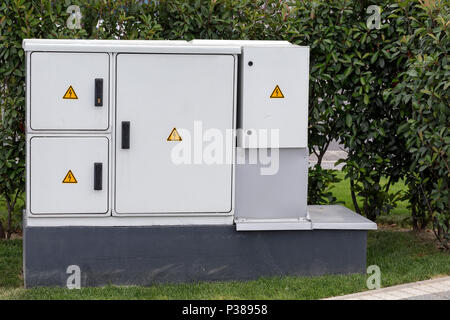 Outdoor Kunststoff Schaltschrank mit Warnzeichen. Eine elektrische Gehäuse ist ein Kabinett für elektrische oder elektronische Geräte Schalter zu montieren, Stockfoto