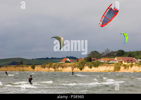 Gager, Deutschland, Kite Surfer vor der Halbinsel Mönchgut Stockfoto