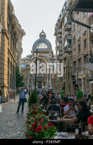 Bukarest, Rumänien - Juni 2, 2018: Terrassen auf einer belebten Straße im Zentrum von Bukarest, im Hintergrund die Börse Palace Stockfoto