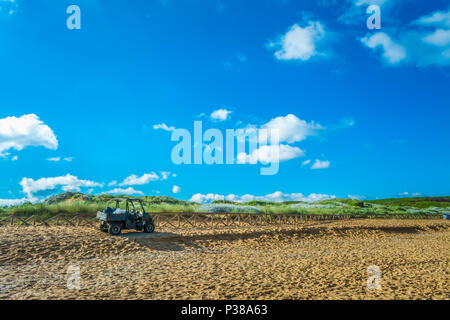 Schwarz quad auf dem sardischen Strand von Porto Ferro an einem bewölkten Morgen Sommer Stockfoto