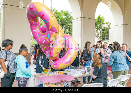 Die Menschen warten auf die Innenstadt von Los Angeles Donut Festival zu registrieren. Stockfoto