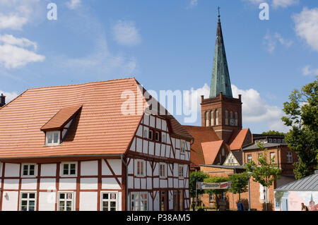 Bergen, Deutschland, von Bergen älteste Fachwerkhaus und St. Mary's Church Stockfoto