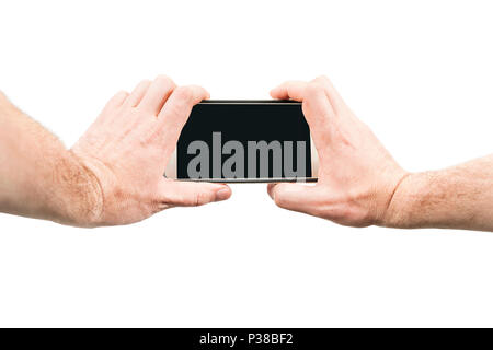 Männliche Hände halten Smartphone für das Fotografieren, auf weißem Hintergrund, erste Person anzeigen Stockfoto