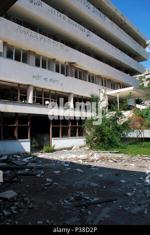 Ausgebombt und baufälligen Hotels im Resort von Kupari in der Nähe von Dubrovnik in Kroatien, die während der Balkan Konflikt 1991-1992 zerstört wurden Stockfoto