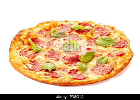 Pepperoni Pizza mit basilikumblätter auf Weiß Stockfoto