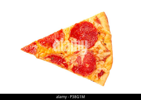 Stück Salami Pizza auf Weiß Stockfoto