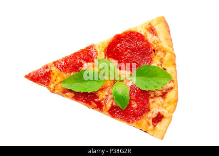 Stück Salami Pizza mit basilikumblätter auf Weiß Stockfoto