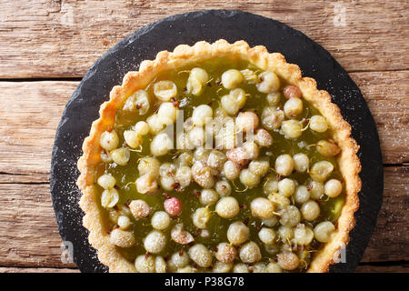 Hausgemachte Kuchen mit Sommer Stachelbeeren und Marmelade closeup in einem Board. horizontal oben Ansicht von oben Stockfoto