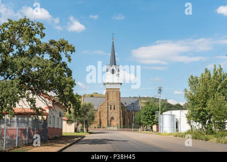 WEPENER, SÜDAFRIKA - April 1, 2018: eine Straße Szene mit dem historischen Holländischen Reformierten Kirche in Wepener in der Provinz Stockfoto