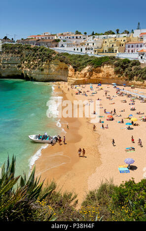 Praia do Carvoeiro Sommer mit einem touristischen Ausflug mit dem Boot auf das Ufer Stockfoto