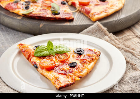 Scheibe Salami Pizza auf der Schüssel Stockfoto