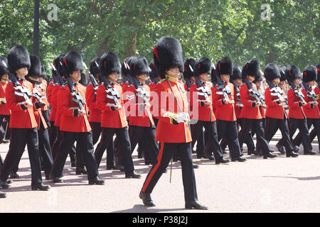 Coldstream Guards nach unten marschieren die Mall für die die Farbe London 2018 Stockfoto