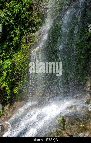 Wasserfall an der Batu Höhlen. Die Batu Höhlen, Grotten und Höhlen Tempeln in Gombak, Selangor, Malaysia. Stockfoto