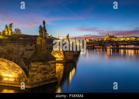 Berühmte Karlsbrücke im Licht der untergehenden Sonne, schöne Landschaft und eines der Wahrzeichen Prags. Der Tschechischen Republik. Stockfoto
