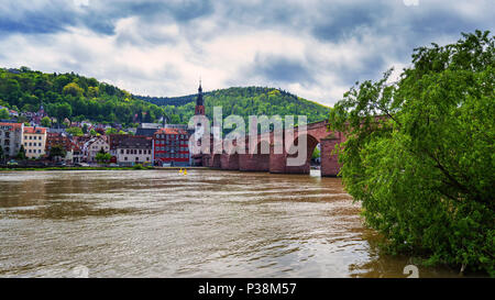 Heidelberg mit der berühmten alten Brücke und das Schloss von Heidelberg, Heidelberg, Deutschland Stockfoto