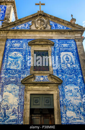Traditionelle historische Fassade in Porto verziert mit blauen handgemalten Zinn-glasierte Fliesen, Porto, Portugal