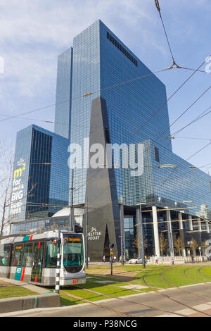 Rotterdam, Niederlande - 7 April 2018; modernes hohes Gebäude im Zentrum der Stadt mit RET Straßenbahn im Vordergrund Stockfoto